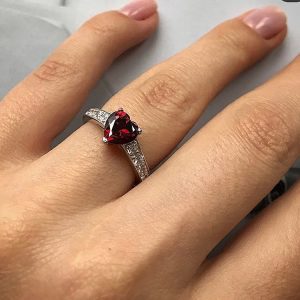 Набор серебряное кольцо и сережки сердце в красном цвете фото