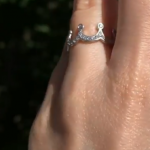 Серебряное кольцо корона с камнями фото