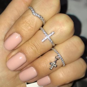 Серебряное кольцо с камнями с крестиком фото