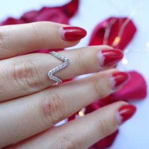 Серебряное фланговое кольцо волна с камнями фото